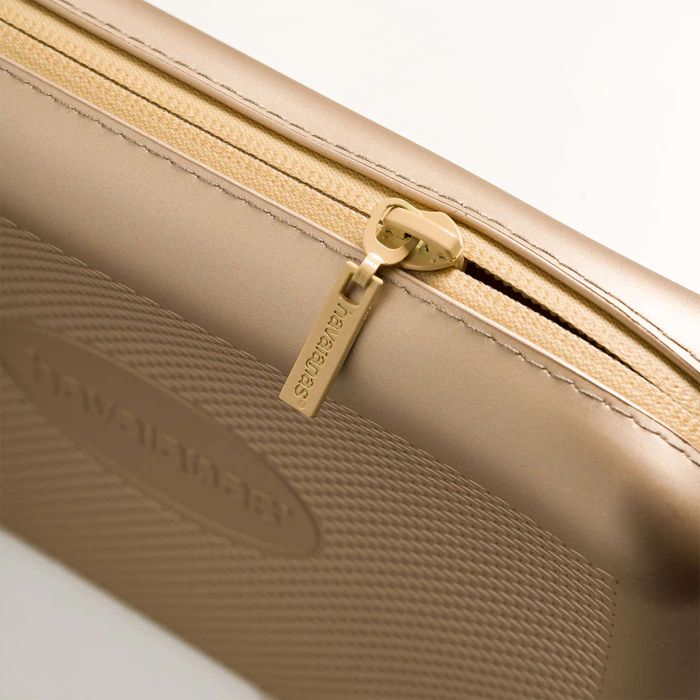 Havaianas Beach Necessaire Metallic Champagne - Image 3