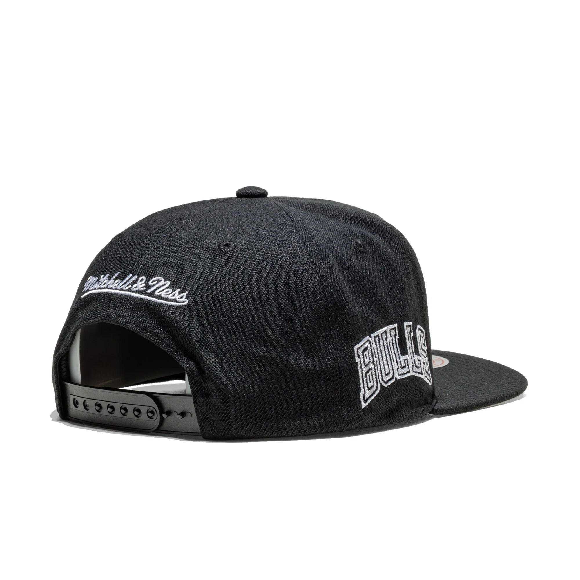 Mitchell & Ness Evergreen Black/White Snapback Bulls - Image 3