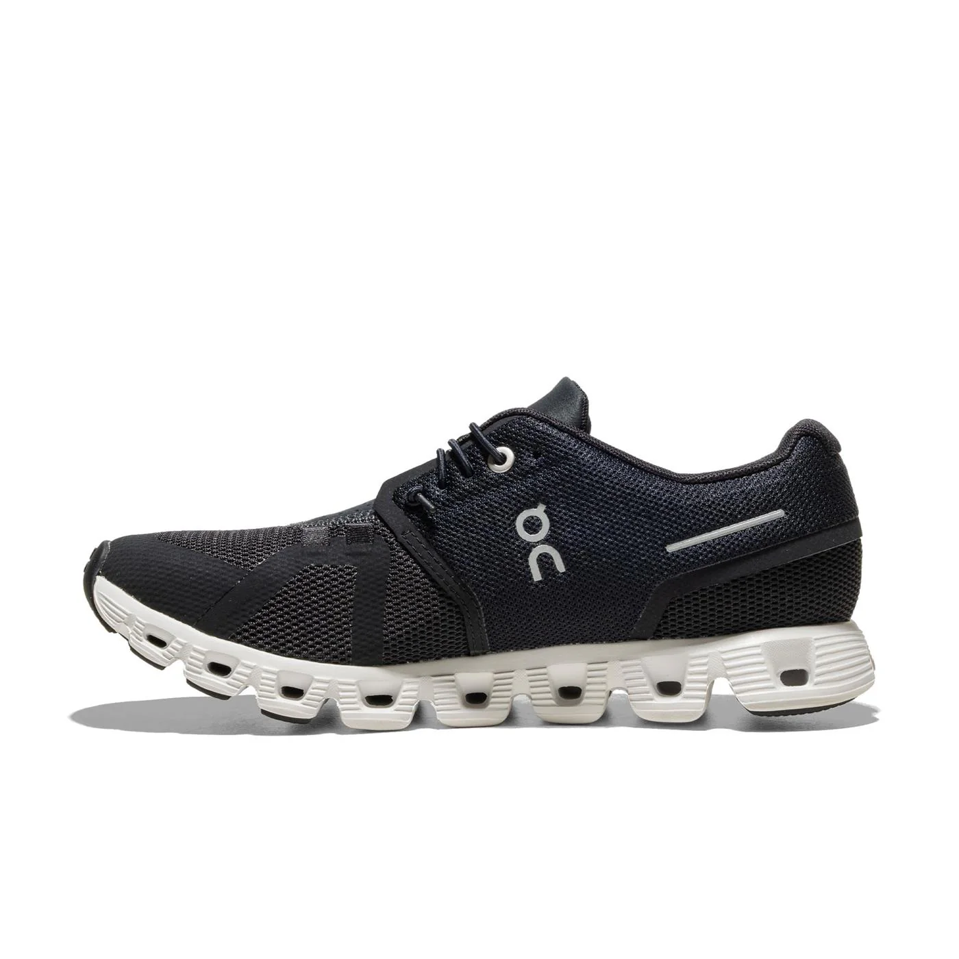 On Running Cloud 5 Black/White - Image 3